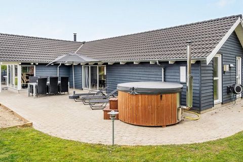 Nur etwa 500 m von der Ostseeküste bei Kegnæs findet man dieses geräumige und bestens ausgestattete Ferienhaus mit Pool, Whirlpool sowie Badezuber im Außenbereich für erholsame Stunden. Der große Poolbereich des Hauses beinhaltet den großen Pool mit ...