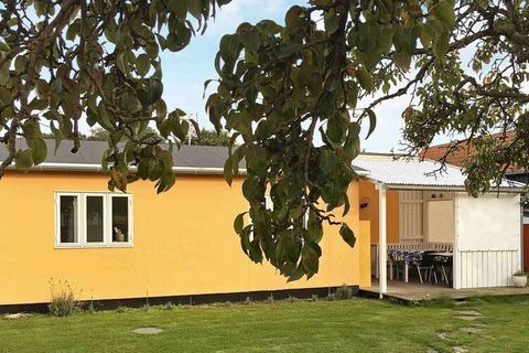 Holiday home in a good location in the heart of the old market town Svaneke, only approx. 100 meters from the sea, the lighthouse and approx. 200 from the small sandy beach at Hullehavn. In 2017, the house got a new kitchen. Simple but cozy decor. Fr...