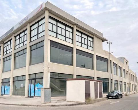 Sale of Premises in Avenida ALACANT Nº 115 Gandia (Valencia/València)Property: 100%Do you want to buy commercial premises in Gandía? The premises of 1,481.77 m² is totally diaphanous, has no distribution, consists of a ground floor plus a mezzanine w...