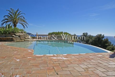 CANAT &; WARTON, Golf von Saint Tropez, präsentiert diese Immobilie in Rayol-Canadel von mehr als 300 m2 auf einem Grundstück von 3.000 m2 mit einem Panoramablick von 180 Grad Meerblick und einem schönen Freiform-Pool. Die Hauptvilla von ca. 180 m2 b...