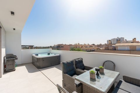 Modern penthouse with large private terrace near the beach in Ciudad Jardín Newly built, sunny rooftop apartment with 3 bedrooms and private garage Welcome to this attractive penthouse with an ideal floor plan and high quality materials, perfectly lo...