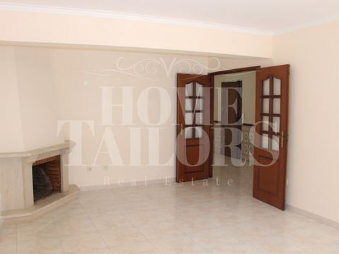 For sale 2 bedroom apartment with 1 suite and storage, great areas, 85 m2 of gross private area + 10 m2 of Gross Dependent area, in good condition, and already with some improvements, inserted in a plaque building built in 1996, with 2 elevators and ...