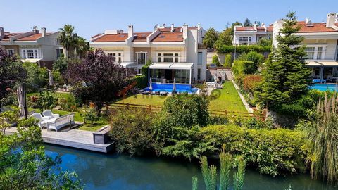 Villa in vendita si trova a Sariyer. Sariyer è un quartiere situato nella parte europea di Istanbul. Si trova sulla costa del Bosforo ed è famosa per le sue bellissime spiagge, foreste e siti storici. La regione è considerata una delle zone più ricch...