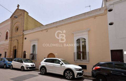 TUGLIE - LECCE - SALENTO In Tuglie, in a central and well served area, we are glad to offer for sale indipendent house recently renovated of about 400 sqm with courtyard, private roof terrace and stars vaults, spread on three levels. The mezzanine of...