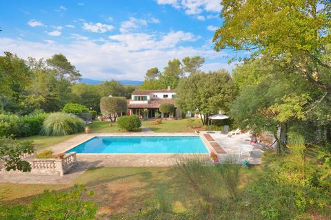 Valbonne : situated in a quiet gated community within walking distance to the village, beautiful provencal-style property composed of the main house with its entrance hall, vast and bright living / dining room with a fire place, dining room, fully eq...