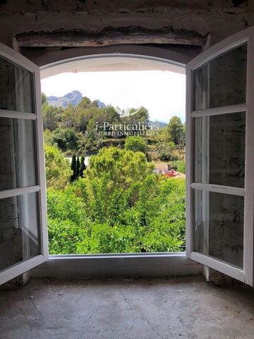 Traditional town house of the Vall de la Gallinera. This property full of charming corners can be a town house, an art gallery, or a museum. Its distribution on 3 floors each of 70m2, are divided as follows: an entrance with a ramp leads us to a spac...