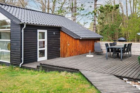 Cottage avec bain à remous construit dans les meilleurs matériaux situé dans le charmant Fuglslev avec beaucoup de nature. Dans la salle de bain de la maison il y a un bain à remous. La maison contient également de bonnes pièces et une cuisine bien é...