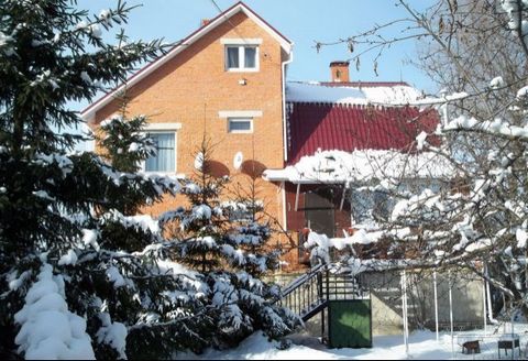 3-storied house 200 m (brick) on a plot of 12 cells. All amenities, gas central heating. Living room, fireplace, 4 bedrooms, 3 bathrooms, 2 bathrooms. Russian bath, sauna, karaoke, guest house, gym. All appliances, multimedia, Internet, Wi-Fi in the ...