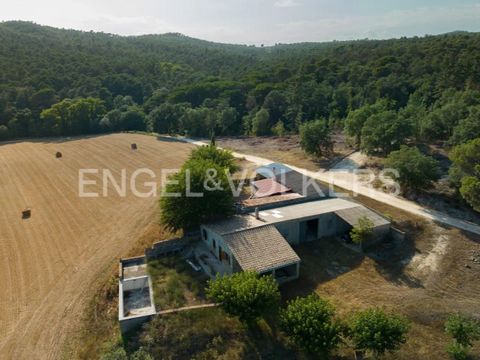 Farmhouse in Cassà de la Selva Discover an authentic gem from the past: a charming rustic house that was born in 1950, surrounded by rolling fields in the heart of La Selva, Girona. This property radiates an attractive historical charm that weaves a ...