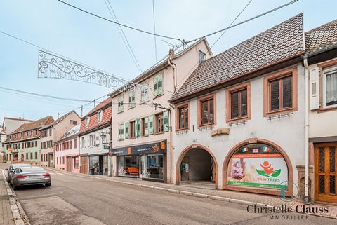 Exclusively in your agency Christelle Clauss Immobilier Marlenheim: In the heart of downtown Wasselonne, come and discover this building with high potential that can develop about 400m2 of living space. It consists of two commercial premises currentl...