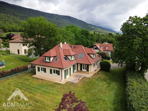 TO VISIT QUICKLY The agency ADN IMMO offers you this very pretty detached house of 250 m2 in the town of Thoiry. Built on a plot of 1'500m2, it includes a large bright living space, a fully equipped kitchen, 4 spacious bedrooms including a master sui...