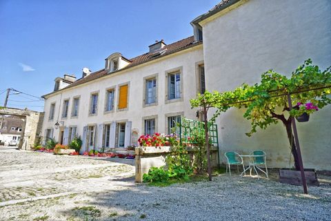 17th century house with courtyard in front and land to the side (overlooking reception room). 12 rooms on 3 levels, 850 m2 enclosed land and 450 m2 living space. Located in the city center of Châtillon-sur-Seine, beautiful building of character, with...