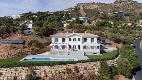 Built in a unique environment this villa is surrounded by green hills of the municipality of Benahavis, famous for its rural beauty. Those who prefer to live in a quiet environment will fall in love with this admirable countryside. It is ideally loca...