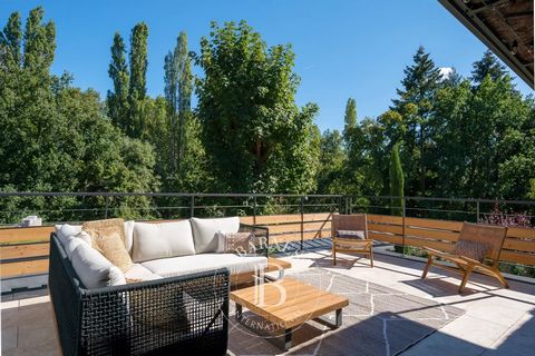 CHARBONNIERES THE BATHS. Designed as a penthouse with garden, this house completely renovated by an architect is built on a landscaped plot of approximately 550 m². The house benefits from a beautiful renovation (insulation, facade, roof, frames) and...