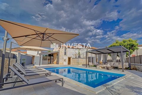 This century-old Istrian stone villa is for sale in the vicinity of Kanfanar. It is located in a small picturesque place and was completely renovated in 2017.   This unique villa extends over two floors and has a total living area of 136 m2. On the g...