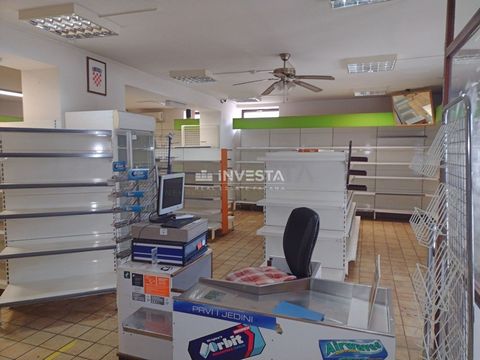 Commercial space of 220 m2 in Funtana, located in an excellent location, is for sale. The space is fully equipped with inventory. It consists of a service area (store), warehouse, cold room and office. The space is located on the ground floor of the ...