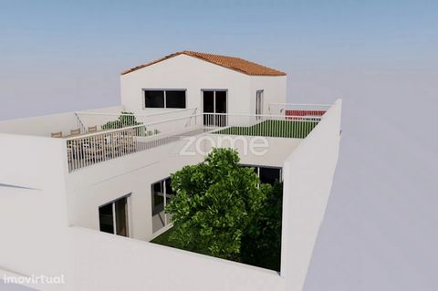 Property ID: ZMPT545261 House for total recovery in Alfeiria in the municipality of Torres Vedras with an approved Architect Project. Included in the price is the offer of specialty projects. Come and live or spend your free time in a rural and quiet...