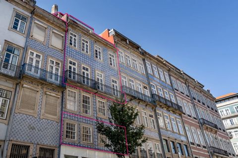 Property description 4 FLOORS OF BUILDING, with balconies and terraces Location and surroundings: Building in a privileged location, with entrance at Rua Sousa Viterbo n.º 20, Porto, next to Palácio da Bolsa and Ferreira Borges Market. In the surroun...