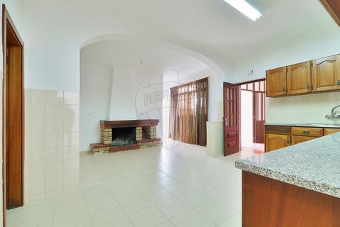 Villa de 3 chambres à 3 minutes de la ville de Rio Maior. Composé de 3 chambres, 2 salles de bains, 2 cuisines, cellier, un salon avec cheminée et patio. à 20 min. des différentes plages de la Côte d’Argent et du village d’Óbidos, et à 45 min. de Lis...