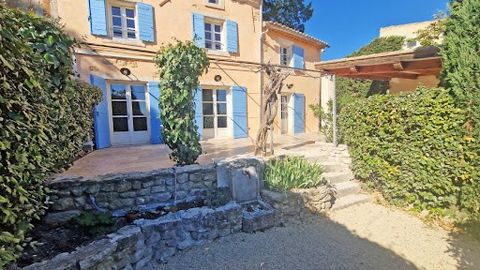 In one of the charming hamlets of the village of Goult, terraced house with swimming pool and view of more than 2000m² of land. The hamlet, which is very quiet, is located in the heart of the golden triangle of the Luberon. The garden level is reserv...