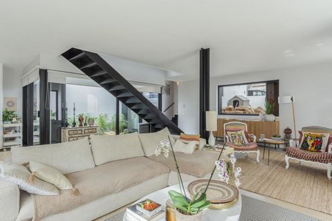 4 bedroom villa, by Architect. In this picturesque setting of Parede, a charming village with privileged access to the best that the coast of Lisbon has to offer, stands out a unique villa for its innovative architecture (junction of two small ruins)...
