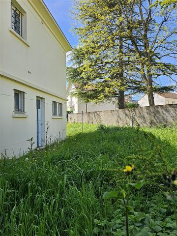 Nantes Sainte Thérèse Longchamp. This 110 m2 detached house to renovate on a plot of approximately 310m2 is located close to tram line 3 as well as shops. The ground floor offers high ceilings. It consists of a beautiful entrance, an office, a bedroo...