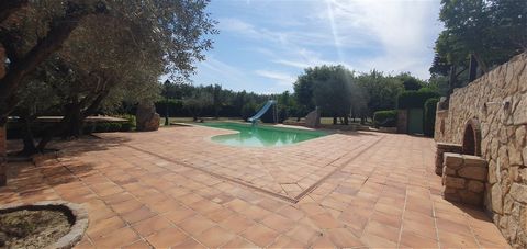 RARE IN VAUCLUSE! This beautiful property, close to the A7 motorway and 45 minutes from a TGV station, is located in Provence in Vaucluse. Between oaks and olive trees, on 11 hectares of fully enclosed and wooded land, is the owners' private residenc...