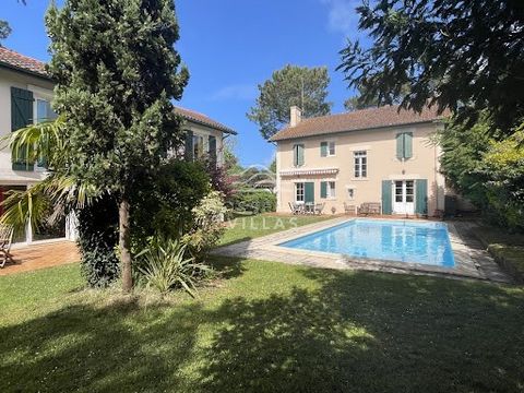 In the centre of Hossegor, character villa with swimming pool. 200 metres from the lake and the centre of Hossegor, this ideal location allows you to do everything on foot. A pretty building from the 30s, the Villa Central Parc consists of two buildi...