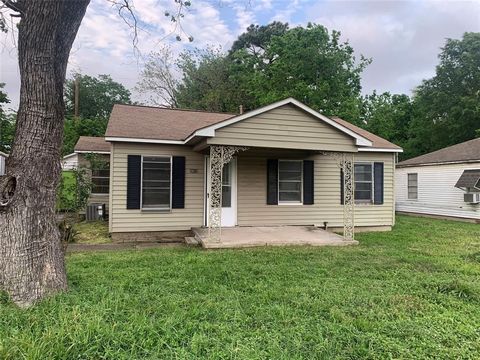 Fixer Upper! Make this one your own to live in our your next investment property. HCAD lists 1395sqft but could be larger. Many possibilities with layout including converting to 2 full baths. Real estate listings on this website come from HAR.com, op...