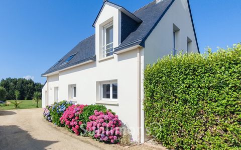 CARNAC- Shops on foot and beaches by bike. Very bright house in a quiet and residential environment. Large living room with open kitchen opening onto a south-facing terrace and an intimate garden, four large bedrooms including a master suite on the g...