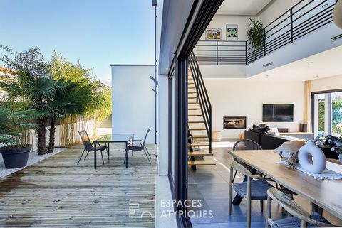 This contemporary house of 167m2 is located on the outskirts of Toulouse. Located in a quiet area and set back from the street, this modern house offers generous volumes. The entrance hall leads to a living space bathed in light consisting of an eleg...