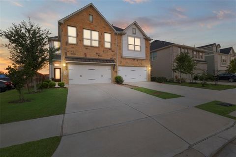 Welcome to the vibrant community of Cross Creek Ranch! This remarkable townhome offers 3 spacious bedrooms, 2.5 baths, and a 2-car attached garage. Inside, a wide-open floorplan seamlessly connects the family room, kitchen, and dining room. The spaci...