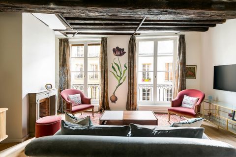 This beautiful apartment belongs to a world-renowned crime writer. His great love for the City of Light has made it one of his favorite writing destinations. This is where a lot of the creativity happened! With historic wooden beams, beautiful views ...
