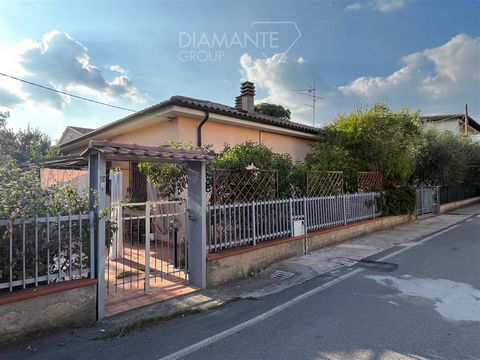 CASTIGLIONE DEL LAGO (PG): Just a few steps from the shores of Lake Trasimeno and the historic center, a single-level villa of approximately 120 square meters consisting of: A spacious entrance A living room with a fireplace A eat-in kitchen with a c...