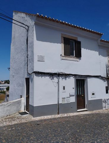 Two storey house, renovated, located i the historic area of Estremoz . Comprising 2 bedrooms, 2 bathrooms, living room with fireplace ad equipped kitchen. Don t miss this opportuity to purchase a unique home. Good acess , quiet area , open view .