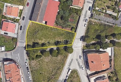 Nous présentons un terrain de 1000 m2 à Casal de Cambra, Sintra. Situé près de la limite de la municipalité de Sintra, adjacent à la municipalité d'Odivelas, à savoir les quartiers de Trigache, Casal Novo et Casal da Silveira, ce terrain a la possibi...