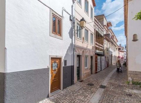 Excellent unique house, very cozy in the Historic Center of Cascais, with great architectural and construction quality, with excellent sun exposure. Welcome to your charming refuge in the pulsating heart of Cascais! This T2 house, spread over three f...