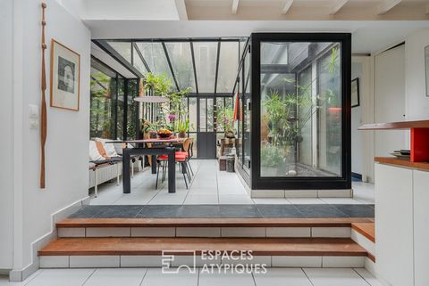 Located on the edge of the 5th arrondissement, in the paved and wooded courtyard of a charming condominium, this 72 m2 Carrez house, unique in its originality, was designed around a tree and built like a cabin in the woods. From the very first moment...