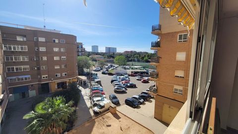Do not look any further! This charming apartment in Valencia offers the perfect space for your family. It is located on the 3rd floor of a building with an elevator, built in 1993, with 3 bedrooms and 2 full bathrooms, so you can enjoy comfort and pr...