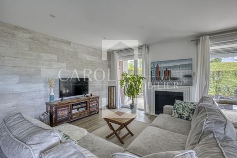 Caroli immobilier presents this beautiful Type 4 apartment located in a residential area above the old town of Annecy, quiet and close to amenities. The apartment is composed of an entrance hall, a fitted kitchen open to the living room and a pantry....