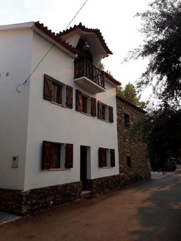 House in JANEIRO de BAIXO, furnished and equipped, with 3 bedrooms, living room with fireplace and kitchenette, 3 bathrooms, and equipped with fiber optic internet (1GB download and 500MB upload). Balcony with stunning views over the Zêzere River and...