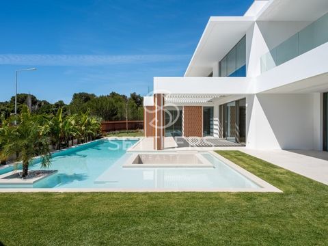 Unique property in an exclusive area of Cascais - Areia. Set on a plot of land measuring 1110 m2, with over 937 m2 of gross construction area and 759 m2 of gross private area, it is within walking distance of the Quinta da Marinha Equestrian Club, Gu...