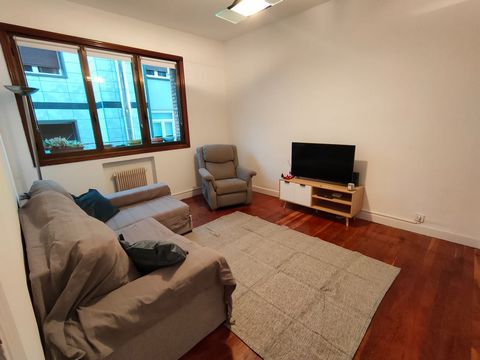 Although it is very central, the apartment is very quiet, and it also has a lot of light. The floor distribution is as follows: You enter the hall and then we have a large kitchen-dining room with a table for 4 people, with a ceramic hob, refrigerato...