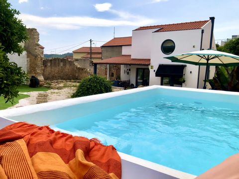 Overlooking the garden, the modern open space villa offers accommodation with a private, seasonal outdoor pool and a large, private, fenced patio, just 30 minutes from Lisbon and 38 km from Óbidos Castle. Barbecue, WiFi and free private parking are a...