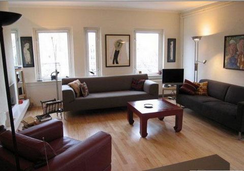 Nicely furnished 800 sq ft apt in City Centre. The apt is spacious, and sunny with 8 windows. The view from the living room is of the Keizersgracht Canal, and the Westerkerk. The bedroom, and living room are separated by a nice sized foyer. The livin...