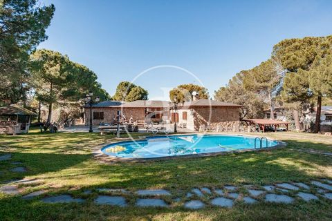 DETACHED VILLA ON ONE LEVEL WITH LARGE GARDEN AND SWIMMING POOL, IN GATED COMMUNITY We present a magnificent stone house full of possibilities, on one floor, located on a plot of more than 3500 m² in the best urbanisation of Boadilla del Monte, with ...