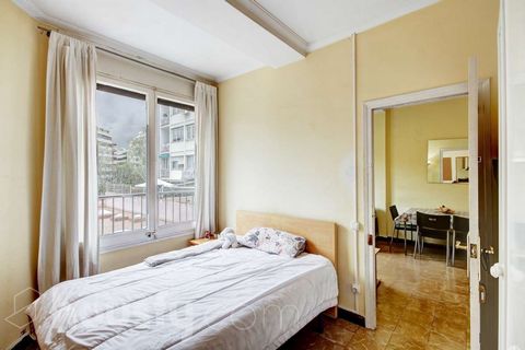 Housfy sells sunny flat in Eixample Flat for sale in La Nova Esquerra de l'Eixample, Barcelona, a space to enjoy in your day to day. Built in 1964 with two lifts. Property details: - Apartment of 77 m2. (The square meters are verified with the Genera...