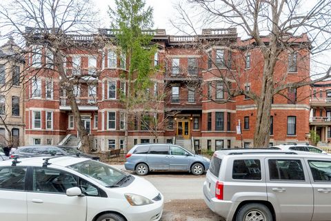 Beautiful large condo well located on a quiet and charming street on the borders of Plateau Mont-Royal and Outremont, two minutes from the large Jeanne-Mance park and Mont-Royal and on foot from the city center. There are two bedrooms, two bathrooms,...