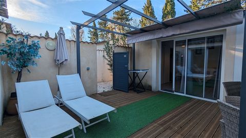 Lovely little vacation spot in a residence with swimming pool. Located just 4 km from the town center, this tourist accommodation is an ideal investment for a pied-a-terre just a stone's throw from the Alpilles and Saint Remy de Provence. A bicycle p...
