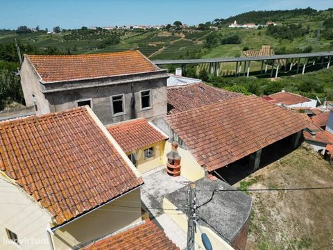Old house of manor house inserted in land of 544m2. This villa consists of 2 floors: - the ground floor is divided into 2 spaces - a living room and a kitchen; - The upper floor has 5 divisions, all with a ceiling height of 5 meters, stone walls, hig...